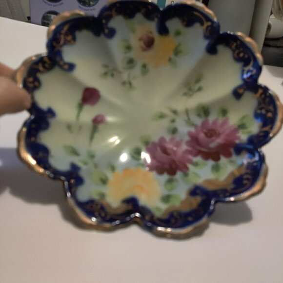 Bowl, handpainted floral from the 1960's .Three footed and trimmed with gold. - Picture 5 of 5